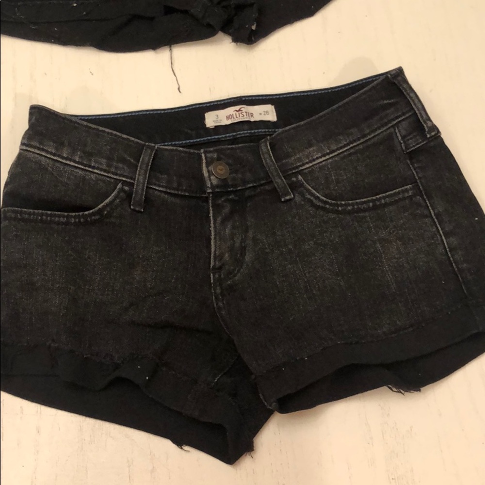 Hollister Short - black acid wash w rolled hem